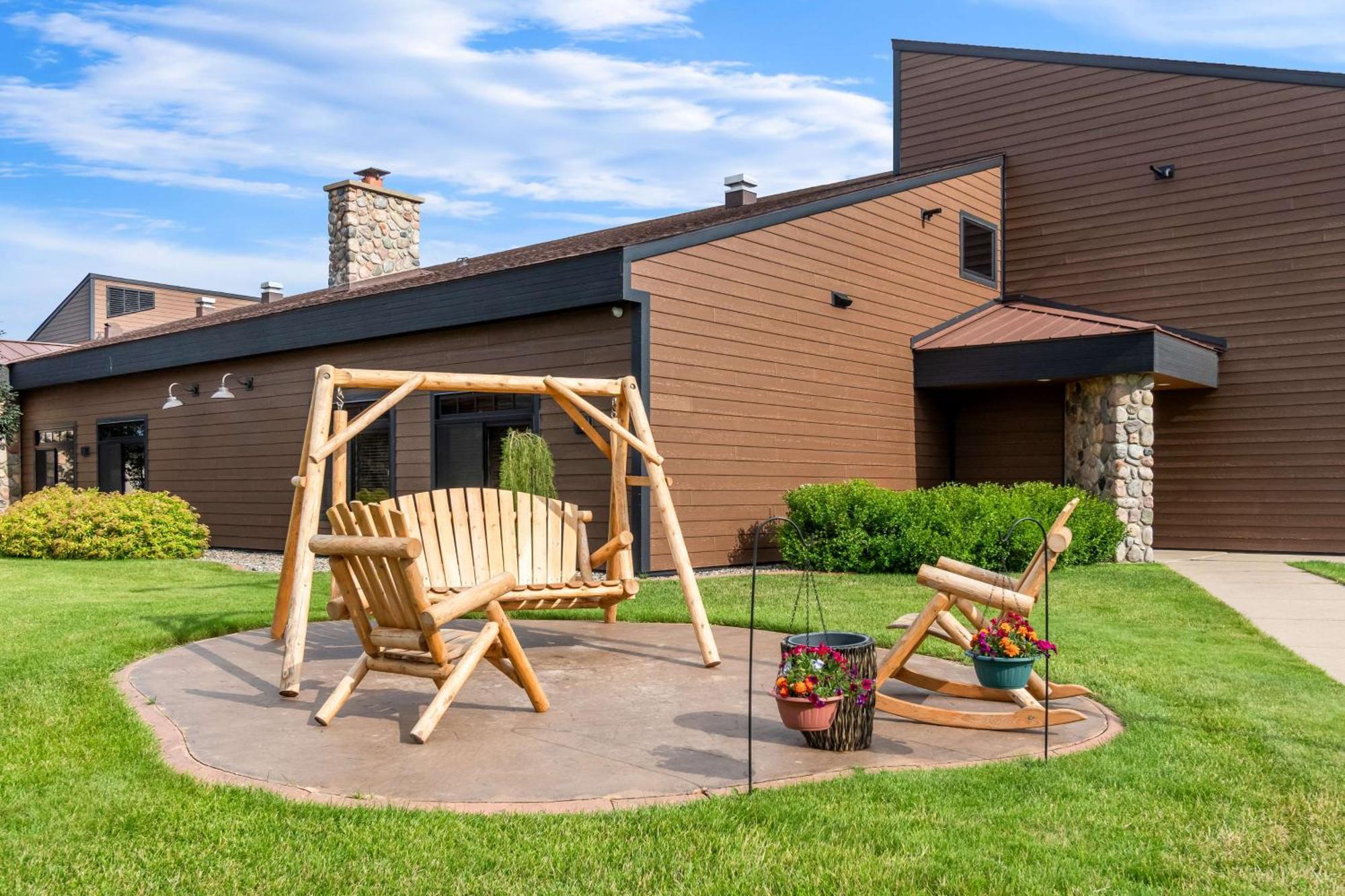 Heartland & Suites, Surestay Collection By Western 2*