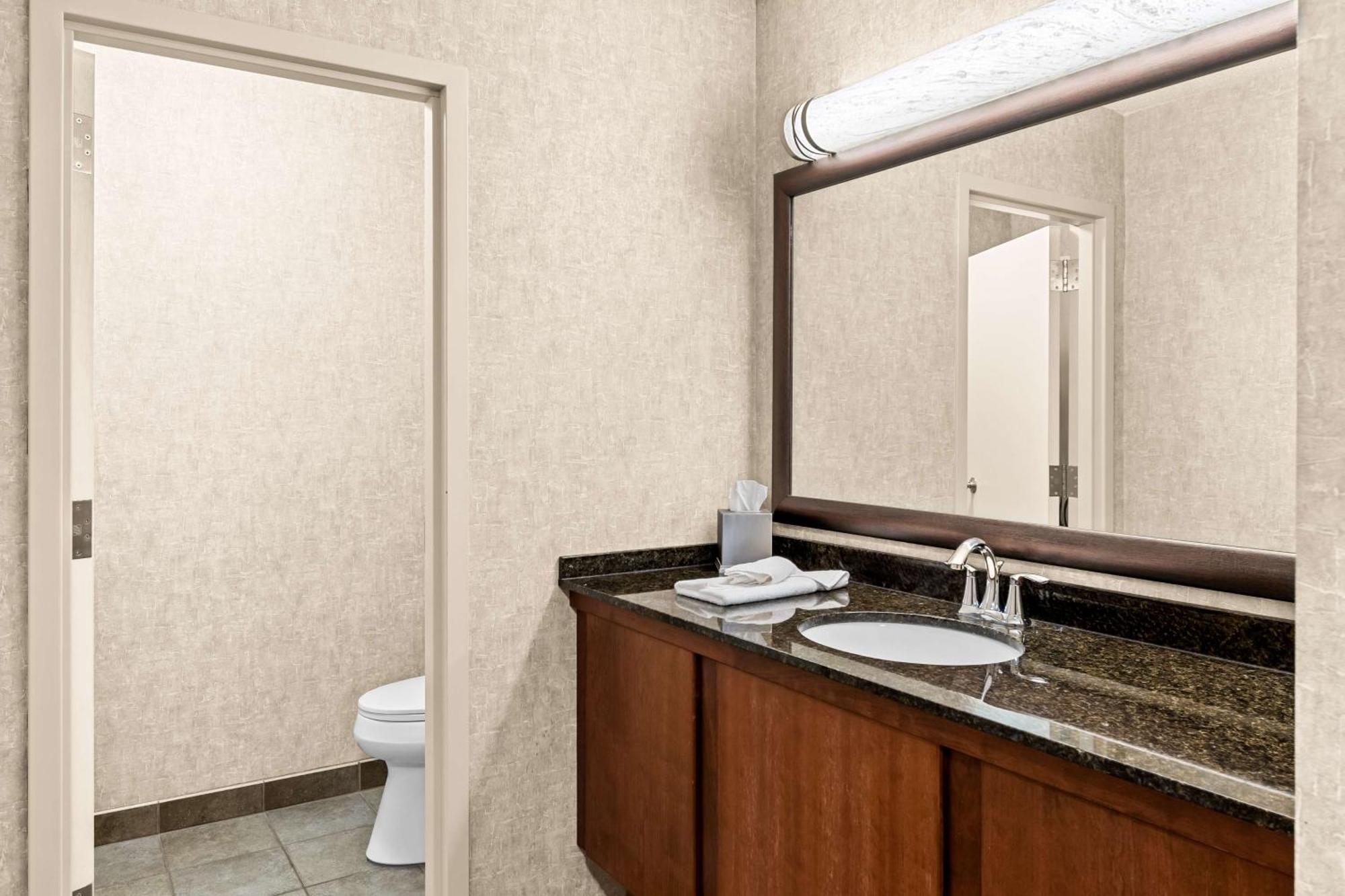 Heartland & Suites, Surestay Collection By Western 2*