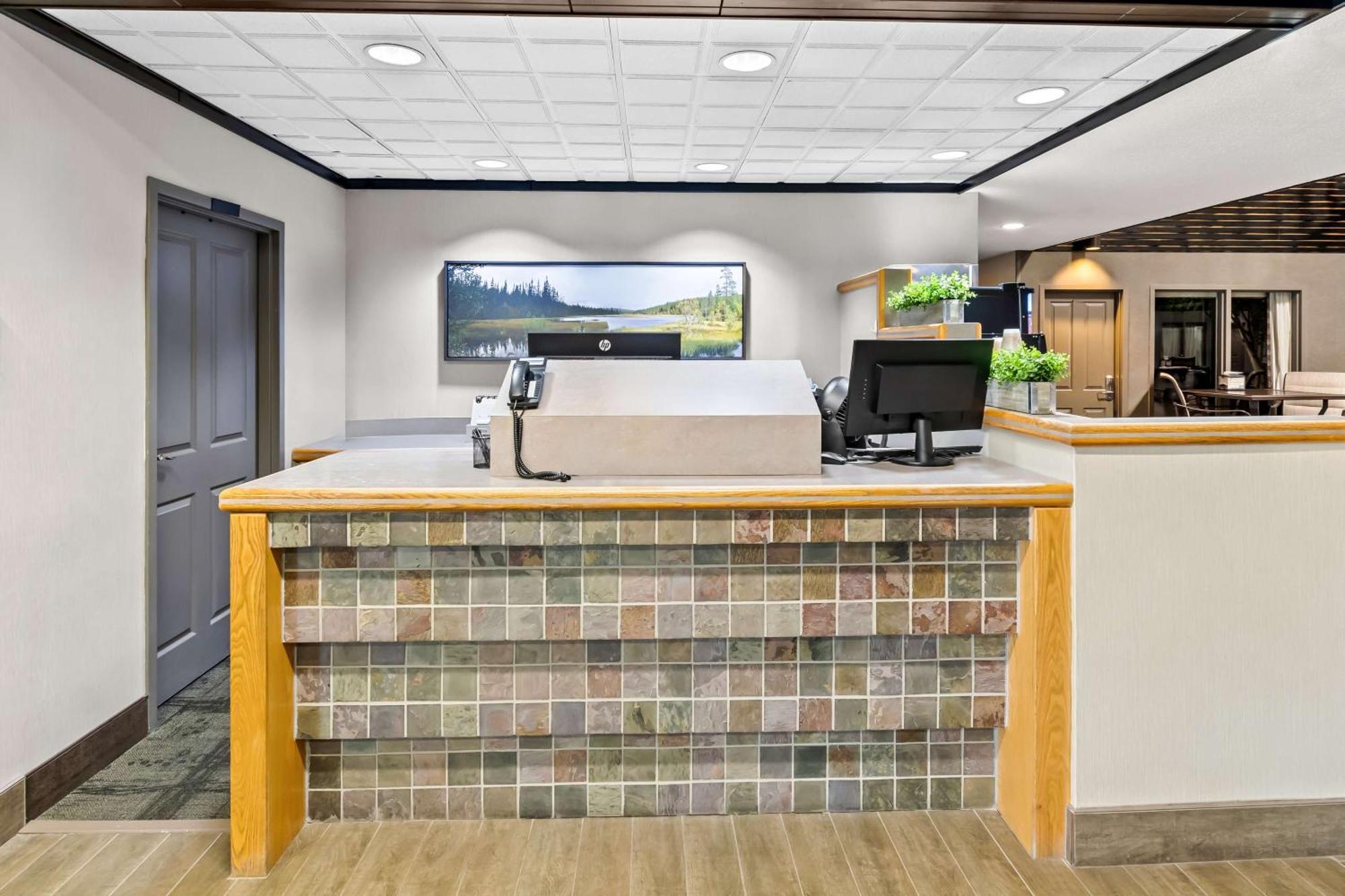 Heartland & Suites, Surestay Collection By Western Park Rapids
